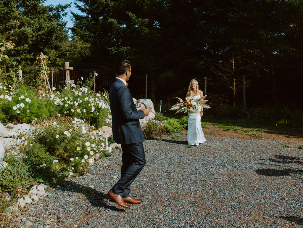 https://emeraldengagements.com/wp-content/uploads/2021/12/San-Juan-Island-Wedding-Micro-Wedding-Eleopement-Photography-Backcountry-Bohemians-116_websize-1024x770.jpg